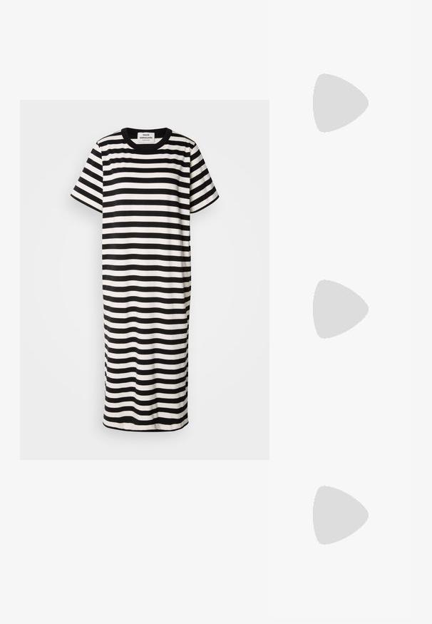 Juostuota t-shirt suknelė juodos ir baltos spalvų, trumpomis rankovėmis, apvalia iškirpte, iki kelių ilgio, pagaminta iš švelnaus audinio su laisvu siluetu.; Juodas smailus slingback batelis su žemu kulnu, pagamintas iš lygaus odos paviršiaus ir su išpjovomis šone, užtikrinančiomis oro pralaidumą.; Juodas odinis petinis krepšys su minkšta tekstūra, trikampiu pavidalu ir reguliuojama juosta, derinamas su šviesiai mėlynu dryžuotu marškinėliu ir baltais džinsais.; Sidabrinės auskarai žiedai su lygiu, blizgiu paviršiumi. Suapvalinta forma, lengvas dizainas, su uždarymu ant smeigtuko.