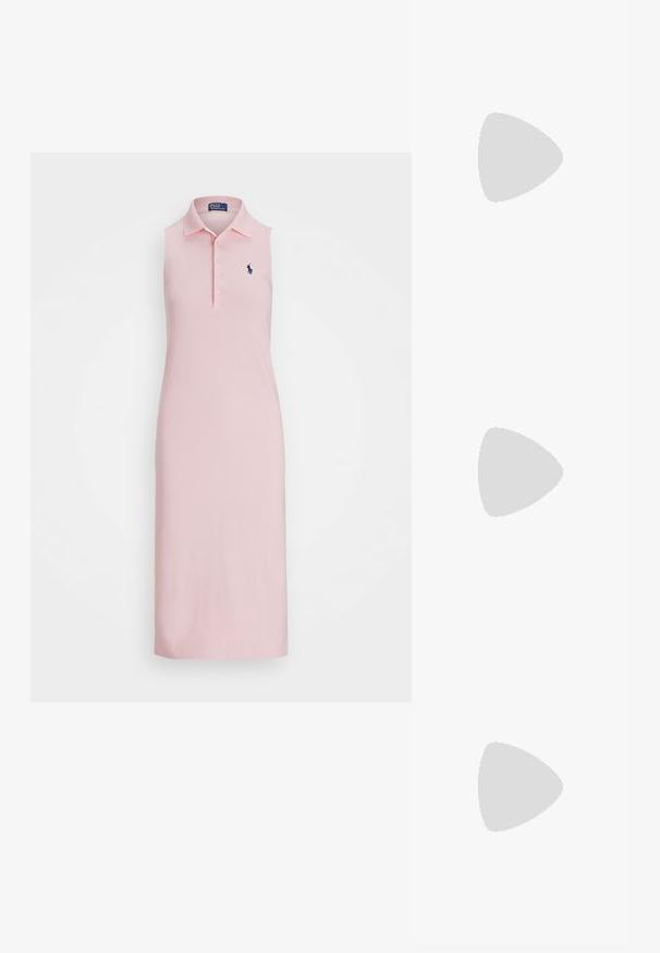 Heledad roosa polo Kleid, millel on krae, käised vabad disain, viie nupuga pliit ja tumesinine tikandiga logo rinnal.; Valged nahast tossud, madala ülaservaga disain, millel on sile tekstuur, ümar varvas, nööridega esiosa ja väike tikand logoga küljel.; Must mustast mustakoti, millel on kuldne riistvara ja millel on lukuga sulgemine. Kanda üle keha halli kampsuni peal.; Kuldse tooni sõlm kõrvarõngad, millel on keeratud disain. Igal kõrvarõngal on ringikujuline läbipaistev tagaosa, mis tagab kindla kandmise.