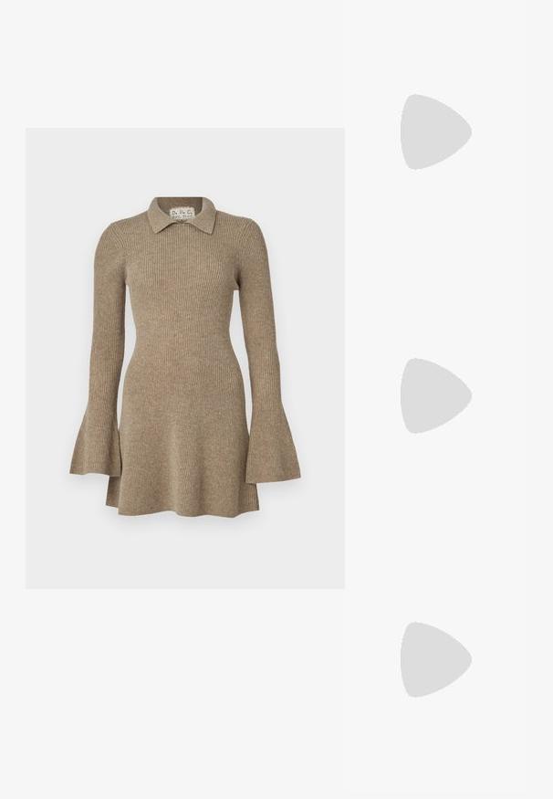 Rochie tricotată cu model în relief, de culoare maronie, cu guler, mâneci lungi tip clopot și un corset ajustat care se lărgește la margine.; Adidași din piele albă, design de tip low-top, cu o textură netedă, vârf rotund, față șiretată și un mic logo brodat pe lateral.; Geantă din piele neagră în formă de jumătate de lună, cu accente din metal auriu, având un închidere cu fermoar. Purtați-o în diagonală peste un pulover gri.; Cercei cu tija aurie, cu un design răsucit. Fiecare cercel are un fundal circular transparent pentru o purtare sigură.