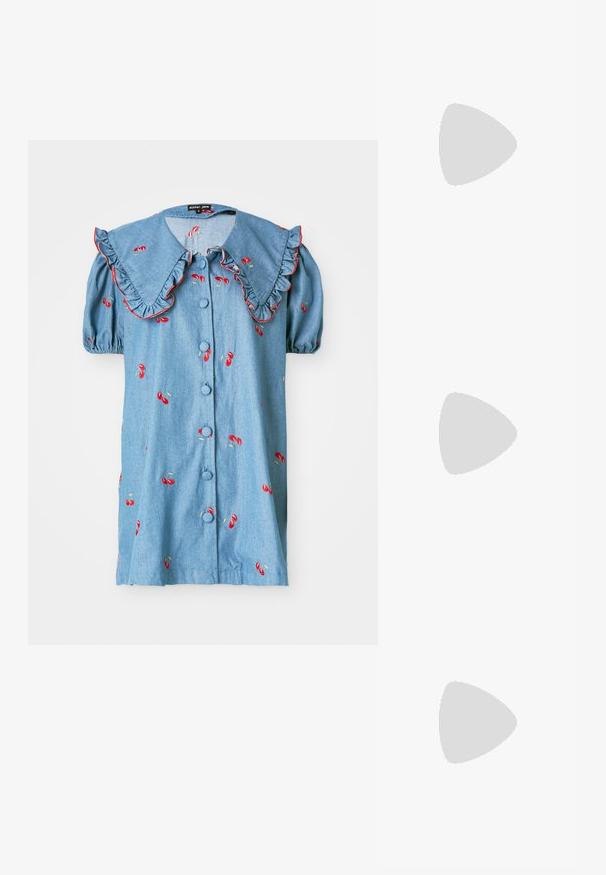 Denim kék, rövid ujjú ing nagy fodros gallérral, piros cseresznye hímzéssel, gombos elülső résszel és puffos ujjakkal.; Ezüst fényű balettcipő, hegyes orral, állítható csattal ellátott bokapánttal, textúrált felülettel és minimális fekete talppal.; Krém színű táska, ívelt formával, puha textúrával és állítható pánttal, egy világos mentazöld fodros ruhával viselve.; Ezüst fülbevalók, amelyek két cseppformát és két kerek formát tartalmaznak, mindegyik fényes, tükröződő felülettel és sima textúrával.