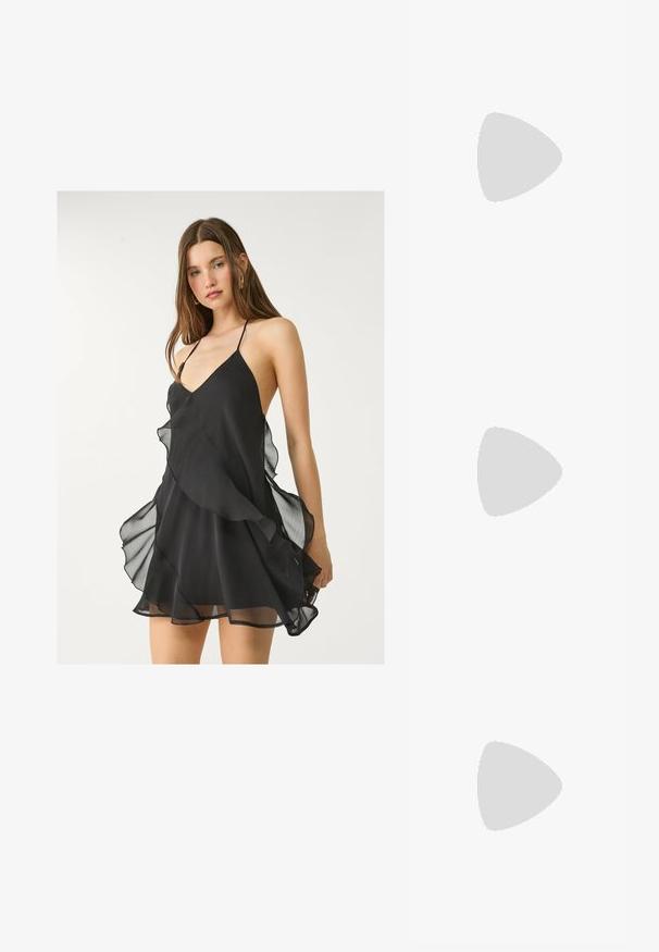 Sort chiffon kjole med dyb V-hals, tynde stropper og lagdelte volanger langs kanten, med en blød og let struktur.; Sorte slidesandaler med to justerbare stropper med guldhardware, en tekstureret overdel og en flad gummisål.; Sorte oversized solbriller med gradientlinser, tykke stel og guldfarvet kæde detaljer på tempelarmene.; Sort tote bag lavet af syntetisk materiale, med et enkelt rektangulært design, gyldne firkantede detaljer og dobbelt håndtag.