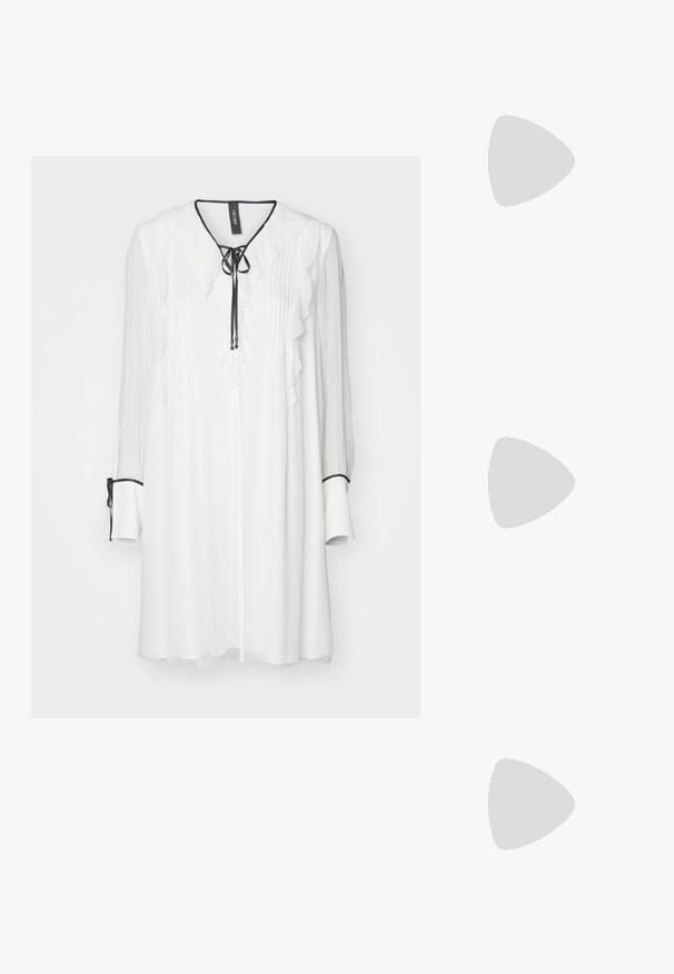 Weißes Bluse mit gerüschter Vorderseite, langen Ärmeln und einer Bindekrawatte am Hals. Verfügt über schwarze Akzente an den Ärmelbündchen und eine sanft plissierte Textur.; Schwarzer Leinen-Maxi-Rock mit hohem Schlitz, getragen mit einem schwarzen T-Shirt und schwarzen Knöchelstiefeln. Minimalistisches Design mit lockerer Passform.; Weiße Lederhandtasche mit rechteckiger Form, goldenen Beschlägen und einem kurzen Kettengriff, in einer Hand gehalten, kombiniert mit einem roten Kleid.; Silberne Creolen mit einer glatten, polierten Oberfläche. Runder Form und sicherem Klickverschluss. Leichtes Design, geeignet für den täglichen Gebrauch.