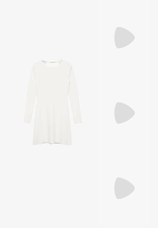 Abito bianco a maniche lunghe con scollo rotondo e dettagli a apertura a chiave sul retro, caratterizzato da un tessuto liscio e testurizzato e una gonna svasata.; Scarpe sportive con tomaia in pelle bianca, punta in suede grigia e tre strisce nere. Presentano un logo blu sulla linguetta e una suola in gomma testurizzata.; Borsa a tracolla sintetica tessuta di colore rosa, di forma quadrata, con superficie liscia, tracolla regolabile e chiusura in metallo dorato. Design compatto.; Orologio da polso rettangolare dorato con quadrante bianco, indicatori delle ore in tono argento e un robusto bracciale in metallo. Include la funzione di resistenza all'acqua.