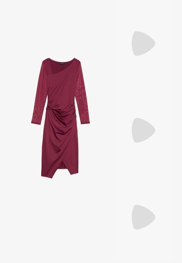 Vyninės spalvos suknelė su ilgomis permatomomis rankovėmis, asimetriška iškirpte, laisvai krentančiu siluetu ir susiraukšlėjimais ties juosmens sritimi, turinti kelio ilgio apdailą.; Juodos aukštakulnės sandalai pasižymi plonyčiais dirželiais su mazgo dizainu, lygiu kvadratiniu pirštu ir elegantišku stiletto kulnu.; Šviesiai pilka metalinė rankinė su grandinėlės dirželiu, papuošta mažais apvaliais metaliniais smeigėmis ir trikampiu prekės ženklu.; Sidabrinės auskarai žiedai su lygiu, blizgiu paviršiumi. Suapvalinta forma, lengvas dizainas, su uždarymu ant smeigtuko.