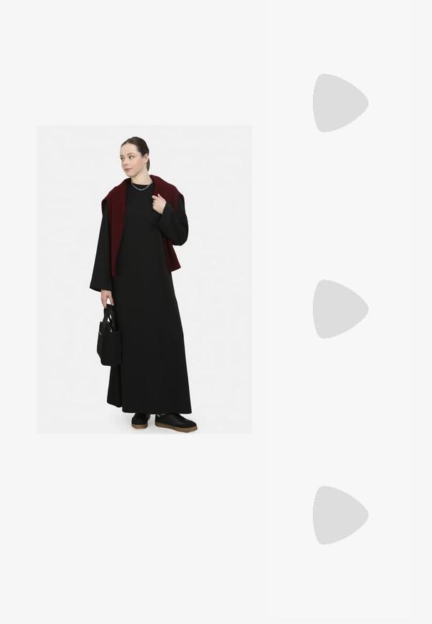 Abito lungo nero con maniche larghe, indossato sopra un maglione rosso a coste. La modella porta una piccola borsa nera e indossa scarpe nere con suola spessa.; Scarpa con tacco alto tipo slingback in pelle verniciata marrone scuro lucido, punta affusolata, lati aperti e cinturino alla caviglia regolabile.; Occhiali da sole ottagonali marroni con montatura trasparente color ambra e lenti sfumate marroni. Caratterizzati da un accento metallico sul ponte e stecche sottili.; Borsa a tracolla in pelle nera con design strutturato, manico superiore e dettaglio in metallo dorato sulla parte frontale. Texture liscia, cuciture minime.