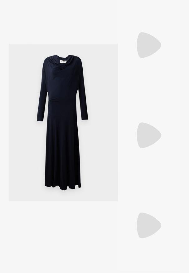 Ilga rankovėmis tamsiai mėlyna suknelė su drapiruota iškirpte, plazdanti dizaino forma ir glotnus audinys, turinti priglundantį bodį ir platų sijoną.; Juodi šlepetės su kvadratiniu pirštu ir žemu bloku kulnu. Yra keli ploni dirželiai ir reguliuojamas kulkšnies diržas. Pagaminti iš lygios odos.; Juodas odinis per petį nešiojamas krepšys turi lygų paviršių, stačiakampio formą ir metalinę grandinėlę priekyje. Pridedama reguliuojama dirželis.; Aukso spalvos auskarai su ovalo formos skaidriais kristalais, apjuostais mažesniais skaidriais akmenukais, su kabliuko dizainu, užtikrinančiu saugų dėvėjimą.