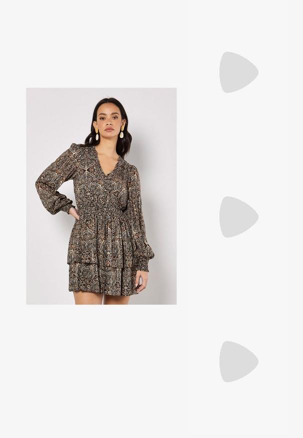 Langärmeliges Kleid mit V-Ausschnitt, gerafftem Taillenbund und geschichtetem Rock. Ausgestattet mit einem braun-beigen Paisleymuster und elastischen Bündchen.; Cremefarbene Slingback-High Heels mit spitzer Zehenpartie und schlankem mittelhohem Absatz, ausgestattet mit einem goldenen Kettenakzent auf dem Vorderblatt und aus glattem Leder.; Gucci Sonnenbrille - gold-coloured/pink; Beige strukturiertes Handtäschchen mit verstellbarem Tragegurt, zwei vorderen Taschen, die mit Schnallen gesichert sind, und goldenen Metallakzenten. Reißverschlussöffnung oben.