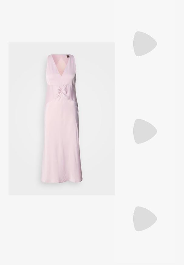 Robe rose pastel à décolleté en V avec un détail froncé au centre, sans manches, en tissu lisse, arrivant au genou.; Talons hauts en cuir noir avec un bout pointu, dotés d'un talon fin et d'un accent en ton or sur la lanière réglable. Texture lisse.; Sac à main en cuir noir avec un design structuré, featuring une forme cropped, une poignée supérieure et des accents en matériel doré. Bandoulière réglable incluse.; Boucles d'oreilles en argent avec un design lisse et courbé. Présentent une finition métallique brillante et une fermeture à clou. Pas de motifs ou d'accents visibles.