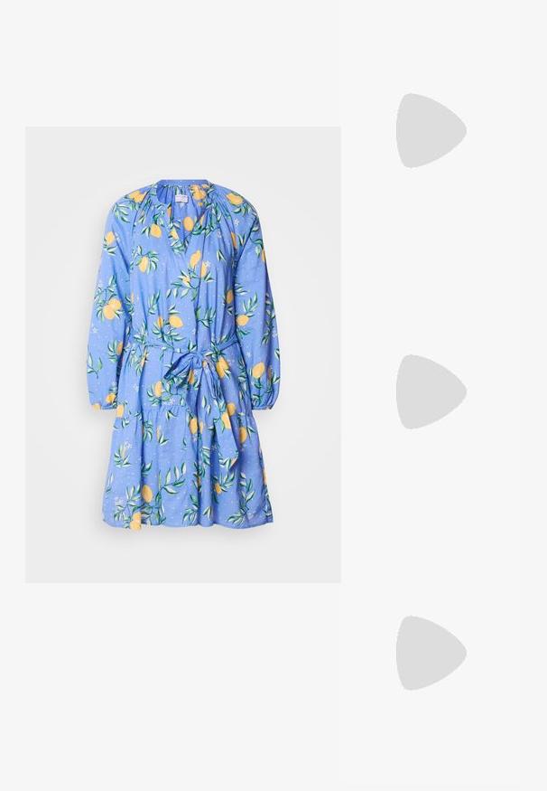 Rochie albastră cu motive de lămâie și frunze, mâneci lungi, guler plisat și cordon la talie. Confecționată dintr-un material ușor, având o fustă evazată.; Pantof cu toc negru din piele, cu vârf ascuțit și toc mic pătrat. Dispune de o curea la gleznă cu o cataramă în tonuri de aur. Textură netedă.; Ochelari de soare negri, supradimensionați, cu lentile degradate, rame groase și detalii cu lanț de ton auriu pe brațele templului.; Genți negre cu o formă structurată, textură netedă și un închizător metalic. Asortată cu pantaloni negri largi și sandale cu vârf deschis pe un podea din lemn.