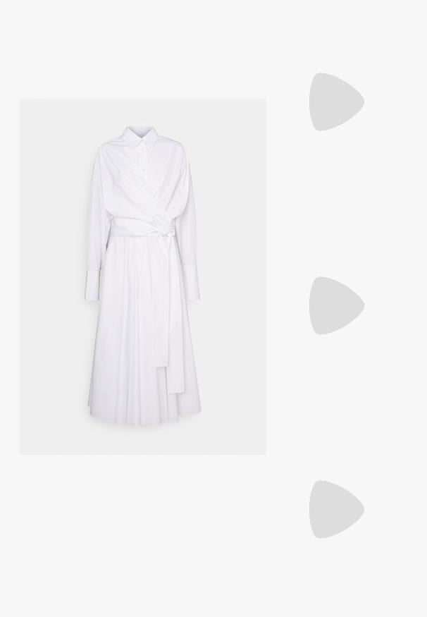 Viktor&Rolf OVERSIZED SHIRT WRAP DRESS - Tričkové šaty - white; Biele slingback topánky na podpätku s ostrou špičkou, hladkým vrchným materiálom, nízkym blokovým podpätkom a bočným výrezom s nastaviteľným remienkom na pracku.; Okrúhle slnečné okuliare s tmavými šošovkami a zlatým rámom. Modelka má na sebe svetlomodrý pletený kardigán s gombíkmi a bielymi rukávmi v kontraste.; Michael Kors zápästná taška v béžovej potiahnutej plátenej tkanine s opakujúcim sa vzorom loga MK, zlatým kovania a odnímateľným reťazovým popruhom.