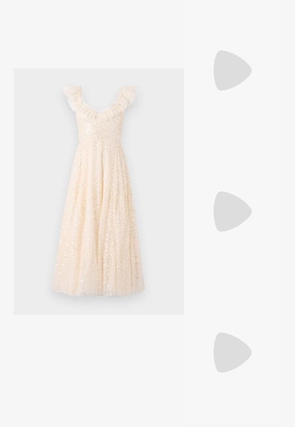 Kermavalkoinen mekko, jossa on röyhelöolkaimet, koristeltu kimaltelevilla paljeteilla, virtaava helma ja istuva korsetti.; Musta patent slingback-kiilakorko teräväkärkisellä muotoilulla, jossa on teksturoitu käärmeennahkakuosi, säädettävä remmi ja lyhyt, teksturoitu blokkiheel.; Musta nahkainen olkalaukku, jossa on kaksi etutaskua, kultaiset soljet, vetoketjukiinnitys ja kapea hihna. Teksturoidun pinnan ja kompaktin suorakaiteen muoto.; Korvakorut kultasävytteistä metallista, joissa on kaareva, pitkänomainen muoto. Ominaisuuksiin kuuluu sileä, kiiltävä pinta ja pyöreä kärki lisäyksinä.