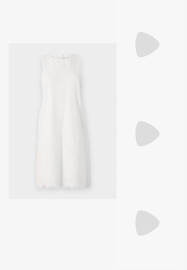 Robe sans manches blanche avec broderie oeillet, ourlet en dentelle, encolure ronde et silhouette décontractée.; Chaussure de sport avec un dessus en mesh gris clair et des accents en daim, des lacets blancs et une semelle en caoutchouc noire. Détail d'amorti ABZORB remarquable.; Écharpe en soie turquoise ornée de motifs marins complexes, incluant des sirènes, des coquillages et du corail, encadrée d'une bordure décorative.; Sac en osier tissé avec une forme large et effilée, doté de deux poignées en cuir noir. Couleur beige naturel avec une surface texturée.