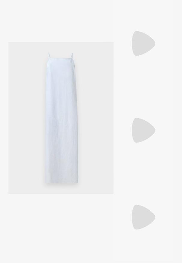 Vestido maxi azul claro, feito de um tecido suave. Apresenta alças finas e um design simples em corte reto, sem padrões ou adornos.; Sandal de biqueira pontuda em bege com acabamento preto, fivela dourada e um salto bloco sólido, em um chão cinza com fundo verde escuro.; Bolsa estruturada branca com alças curtas e uma alça de ombro, com detalhes em hardware dourado e material texturizado, exibida contra um fundo cinza.; Conjunto de seis anéis dourados com vários designs: trançados, com motivos de folhas e bandas sólidas; alguns com detalhes em pedras preciosas verdes.