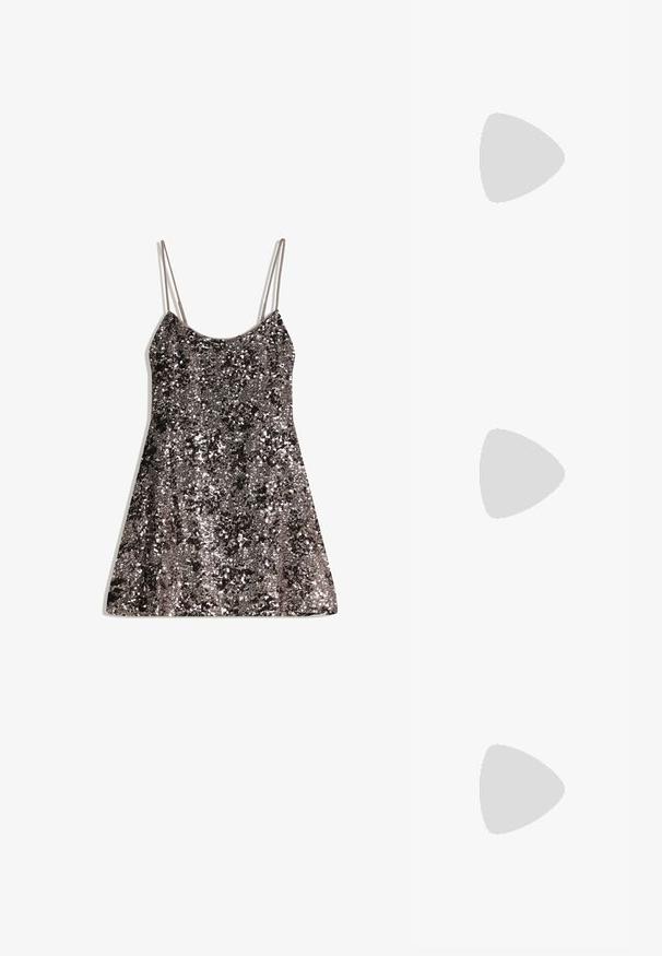 Sukně se štrasovými kamínky, s přiléhavým korzetem, rozšířeným lemem, tenkými ramínky a lesklou stříbrnou a tmavou šedou barevnou paletou.; Lodička s špičatou špičkou a kombinací stříbrné, zlaté a tělové barvy. Lesklý povrch s vykrojeným designem, s jehlovým podpatkem.; Stříbrná kovová taška s měkkým, zaobleným tvarem a uzávěrem s uzlem. Vyrobena z hladké umělé kůže.; Stříbrné kruhové náušnice s minimalistickým designem. Kruh, hladký povrch a tenký profil. Lehká konstrukce s lesklým povrchem.