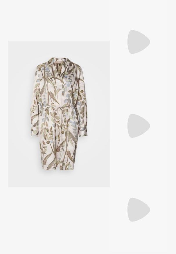 Rochie cu model floral dintr-un material ușor, având guler, talie accentuată cu curea, mâneci lungi și nuanțe de verde, maroniu și albastru.; Pantofii slingback din piele lăcuită neagră cu toc înalt, vârf ascuțit, brățară reglabilă la gleznă și părți laterale deschise. Textură netedă.; Genți negre cu o formă structurată, textură netedă și un închizător metalic. Asortată cu pantaloni negri largi și sandale cu vârf deschis pe un podea din lemn.; Set de cercei aurii, care include trei perechi: cercei ovale texturate, cercei cu design ondulat și cercei mari tip cerc cu straturi de rigle.
