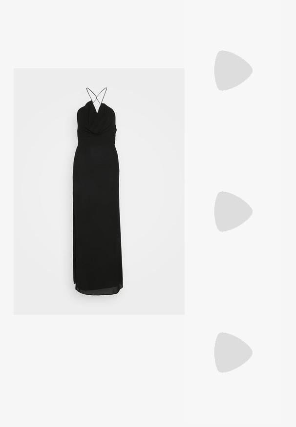 Abito maxi senza maniche nero con scollatura drappeggiata, silhouette aderente, spacco laterale e sottili spalline incrociate sul retro.; Scarpa Mary Jane in vernice nera con punta affusolata, cinturino regolabile e tacco a blocco, caratterizzata da una finitura lucida e un design minimalista.; Borsa a tracolla nera in pelle con una texture liscia. Presenta una tracolla regolabile e un design elegante e minimalista con chiusura a zip.; Anello doppio in argento con superficie liscia e lucida. Presenta un design fluido e curvo con sezioni sovrapposte per un aspetto moderno.