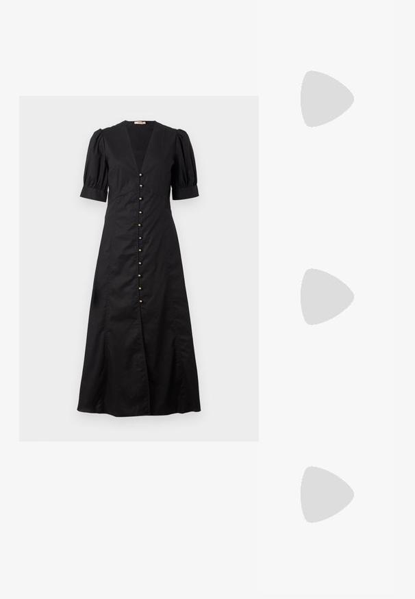 Mustavalmoinen mekko, jossa on V-pääntie ja puffattuja lyhyitä hihoja, ja edessä on kullanvärisiä nappeja sekä halkio.; Musta nahkainen korkokenkä, jossa on neliönmuotoinen kärki, nilkkahihna, jossa on kultainen solki, ja hoikka metallinen korko. Sileä pinta, minimalistinen muotoilu.; Valkoinen clutch-laukku, jossa on teksturoitu, tikkaukset. Varustettu ohuella, irrotettavalla hihnalla ja hopeanvärisellä varusteella edessä.; Kultaketju korvakorut, joissa on kirkas kristallituki, kaiverrettu "GUESS" -brändäys ja sileä pinta.