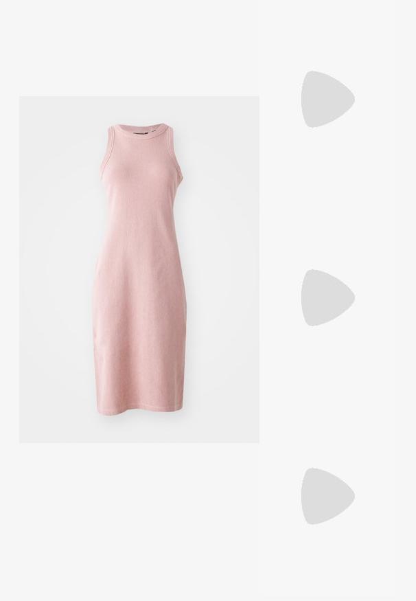 Pletena roza obleka s oprijetim silhueto, brezrokavnim dizajnom, okroglim izrezom in rebrasto teksturo, ki sega tik nad kolena.; Zlati, kovinski slingback čeveljci z ostrim nosom in masivnim peto. Gladka tekstura, minimalistična zasnova in ozka zanka.; Črna usnjena torbica s ukrivljeno obliko, z odstranljivo naramnico in zlatimi dodatki. Torbica ima pokrov s podrobnostmi v obliki zaponke.; Uhane nakit iz zlatastega tona z gladko, ukrivljeno zasnovo. Ima edinstveno koničasto obliko, polirano površino in zaponko s tečajem.