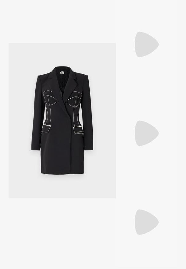 Čierny blazer s prispôsobeným strihom, zdobený bielym prešívaním, špičatými klopami a dvoma prednými vreckami. Hladká textura, moderný dizajn.; Čierne sandále na vysokom podpätku majú tenké remienky s uzlovým dizajnom, hladký štvorcový špičku a elegantný stiletto podpätok.; Svetlošedá metalická kabelka s reťazovým popruhom, ozdobená malými kruhovými kovovými štítkami a trojuholníkovým logom značky.; Strieborné kruhové náušnice s hladkým a lesklým povrchom. Okrúhly tvar, ľahký dizajn, s uzáverom na kolík.