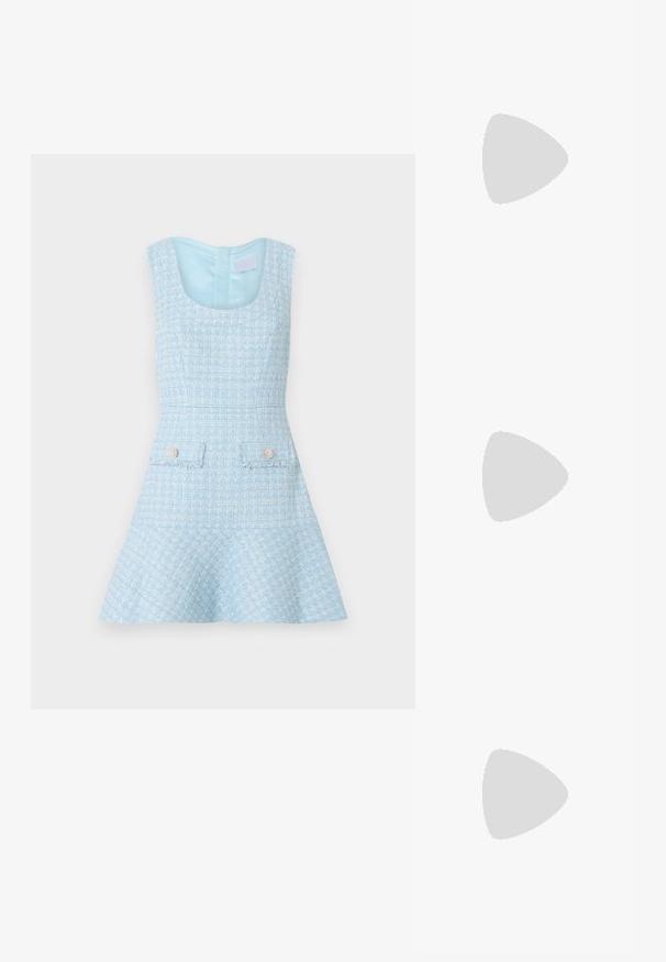 Robe en tweed bleu clair avec un corsage ajusté et une jupe évasée, dotée de deux poches avant avec des boutons décoratifs. Doublure intérieure lisse.; Des sandales noires à talons hauts avec des fines lanières au design noué, un bout carré lisse et un talon aiguille élégant.; Sac à main en métal gris clair avec une bandoulière en chaîne, orné de petits clous métalliques ronds et d'un logo de marque triangulaire.; Boucles d'oreilles en argent avec une finition lisse et brillante. Forme arrondie, conception légère, avec un fermoir à tige.