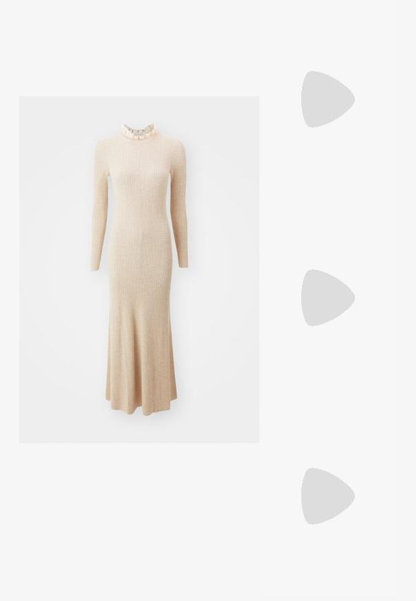 sandro Maksi garuma kleita - beige; Melna patent āda ar slīdošo papēdi un smailo purngalu, ar teksturētu čūsku drukājumu, regulējamu siksniņu un īsu teksturētu blokpapēdi.; Melnas ādas crossbody soma ar divām priekšējām kabatām, zelta sprādzēm, ar rāvējslēdzēju aizdari un šauru siksnu. Strukturēta virsma un kompakta taisnstūra forma.; Zelta toņu metāla gredzena auskari ar izliektu, pagarinātu formu. Ar gludu, spīdīgu virsma un noapaļotu galu papildu detaļām.
