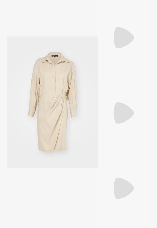Vestido beige con cuello, mangas largas, botón en la parte delantera y detalle de drapeado lateral. Hecho de una tela ligera, con textura suave.; Zapato plano de charol negro con punta cuadrada, correa de tobillo con herrajes de plata y suela plana. Textura suave con diseño minimalista.; Maje MISS MINI - Bandolera - noir; Pendientes en tono dorado con múltiples cadenas en cascada, que cuentan con acentos de strass ovalados claros y parte superior decorativa de tachuelas.