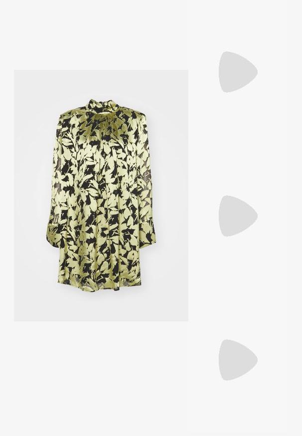 Rochie cu mânecă lungă, de culoare neagră și verde deschis, având un model cu frunze, guler structurat și o siluetă fluidă din material mătăsos.; Sandale cu toc înalt din piele patent neagră, cu vârf ascuțit, curea ajustabilă la gleznă și toc mediu pătrat. Textură netedă cu un finisaj lucios.; Geantă de mână din piele neagră cu o finisare texturată, având două mânere superioare, o curea de umăr detașabilă și un detaliu cu închidere din argint.; Cercei în forma de inel din acrilic transparent, cu accente din metal de culoare aurie și un finisaj lustruit. Au un design circular, neted.