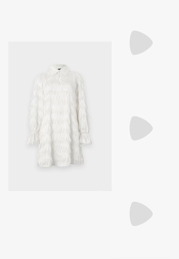 Robe blanche à franges avec un col, présentant un motif zigzag texturé et des manches longues volumineuses avec des poignets froncés.; Ballerines noires en cuir, à bout pointu, design minimaliste, texture lisse, talon bas, sans matériel ni embellissements visibles.; Sac bandoulière en cuir noir avec une texture lisse, de forme rectangulaire et un détail en chaîne métallique à l'avant. Sangle réglable incluse.; Boucles d'oreilles en argent avec un clou carré, présentant une finition lisse et polie ainsi qu'une forme en goutte d'eau, réfléchissant la lumière grâce à une surface brillante.