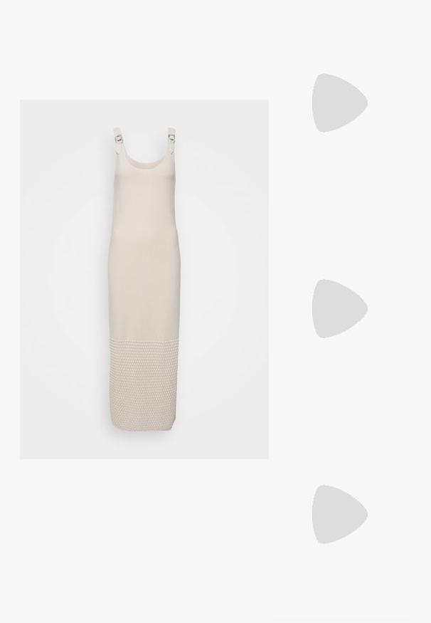 rag & bone GEORGIA DRESS - Maksi suknelė - beige; Juodas odinis šlepetės su plonomis dirželiu, mažu blokuoju kulnu ir kvadratiniu pirštu. Yra sagties uždarymas ir lygus paviršius.; Nanushka JEN - Rankinė - black; Sidabriniai perlų auskarai su kreivai suformuota pupelės forma. Lygus, blizgus paviršius, uždaromi segtuku ir atgaline fiksacija.