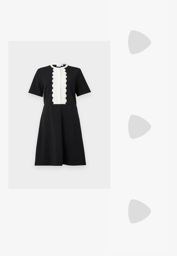 Musta mekko lyhyillä hihoilla, jossa on teksturoitu valkoinen aaltoileva paneeli edessä ja pyöreä kaulus. Silkkinen kangas, A-linjainen muoto.; Musta patenttinen nahkainen slingback-kengät, joissa on terävä nenä, nilkkahihnat hopeisilla soljilla ja varusteilla sekä hoikka korko.; Kultainen metallinen käsilaukku, jossa on jämäkkä muotoilu, sileä pinta ja säädettävä olkahihna. Sisältää ainutlaatuisen kolmiomaisen muodon ja minimalistisen tikkaustyylin.; Korukultainen korvakorut, joissa on teksturoituja, aaltoilevia muotoja. Mukana on veistokselliset klipsikorvakorut ja avoin rengasmalli, jossa on vasaroitu pinta.