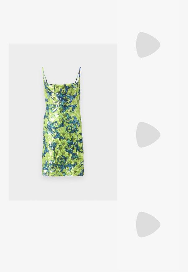 Versace Jeans Couture Koktélruha / Partiruha - kiwi; Fekete lakkbőr slingback sarkú cipők hegyes orral, karcsú stiletto sarkukkal és díszítéssel a lábfejen.; Fehér macska-szem napszemüveg sötét lencsékkel, arany részletekkel a kereten és logós díszítéssel az oldalán. Sima műanyag anyag.; Fehér, textúrált táska ívelt sziluettel, fekete kiegészítőkkel, arany logóval és rövid fogantyúval. A zipzáras záródás fém részletezéssel rendelkezik.