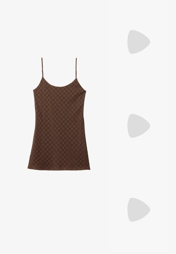 Bralette dengan pola renda cokelat dengan tali bahu tipis, menampilkan desain berlian yang tekstur di seluruh kain dan ujung yang lurus.; Ruskeat kuviolliset kangaskengät, joissa on kultaiset silmukat, nauhakiinnitys sekä valkoinen kuminen varvaskuppi ja pohja. Kengissä on teksturoitu pinta.; Mustat ovaalit aurinkolasit tummilla linsseillä, kiiltävä muovikehys, leveät sivut ja pieni kultainen yksityiskohta toisella puolella.; Ruskean teksturoidun nahkasta valmistettu crossbody-laukku, jossa on kultaketjuhihna ja läppäkiinnitys. Edessä on logodetail ja tasku läppäisen alla.