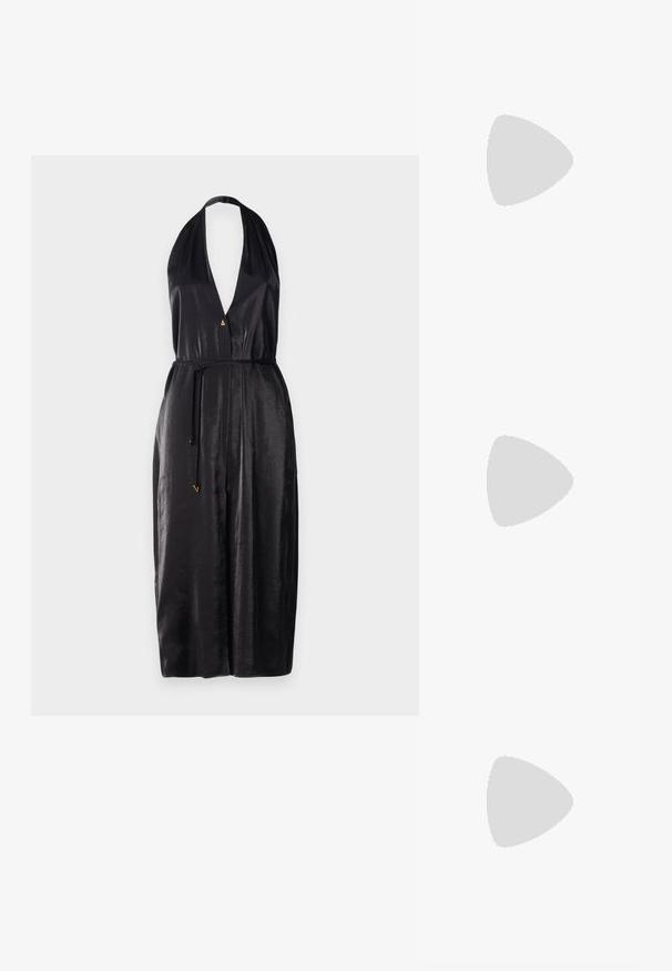 Crni kombinezon s halter vratom i dubokim V-izrezom, s pojasom u struku i glatkom, sjajnom teksturom. Sadrži zlatne trokutaste akcentne detalje.; Crne lakirane slingback pete s oštrim vrhom, s teksturiranim uzorkom zmijske kože, podesivom remenom i kratkom, teksturiranom blok-petom.; Crna kožna torba preko ramena s dva prednja džepa, zlatnim kopčama, zatvaranjem na zip i uskim remenom. Teksturirana površina i kompaktan pravokutan oblik.; Nakit od zlatnog metala s ušicama koje imaju uvijeni dizajn s glatkom, sjajnom površinom i zaobljenim oblicima. Svaka ušica mjeri otprilike 5 cm.