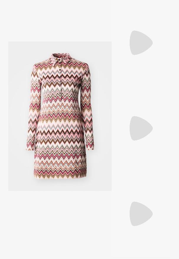 Rochie cu guler, având un model multicolor în zigzag în nuanțe de roz, maroniu și crem, cu mâneci lungi și închidere cu butoane.; Pantofi cu toc slingback negri din patent, cu vârf ascuțit, cu imprimeu de șarpe texturat, curea ajustabilă și toc scurt texturat.; Geantă neagră din piele, tip crossbody, cu două buzunare frontale, catarame aurii, închidere cu fermoar și o curea subțire. Suprafață texturată și formă rectangulară compactă.; Cercei din metal auriu, cu un design curbat și alungit. Au o suprafață netedă și strălucitoare, cu un vârf rotunjit pentru un detaliu suplimentar.