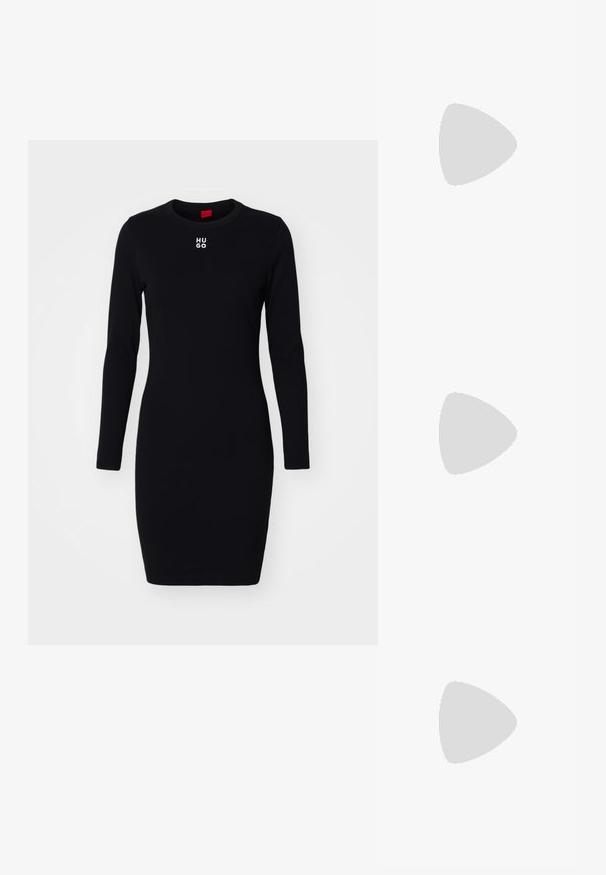 Czarna sukienka z długim rękawem, wykonana z miękkiego, elastycznego materiału. Posiada okrągły dekolt i logo "HUGO" w białym kolorze na klatce piersiowej. Dopasowany krój.; Czarne sandały na wysokim obcasie mają cienkie paski z węzłowym wzorem, gładki, kwadratowy czubek i smukły obcas w stylu szpilki.; Jasnoszara metaliczna torebka na łańcuszku, ozdobiona małymi okrągłymi metalowymi ćwiekami oraz trójkątnym logo marki.; Srebrne kolczyki na biglu o gładkim, błyszczącym wykończeniu. O zaokrąglonym kształcie, lekkim designie, z zamknięciem na zatrzask.