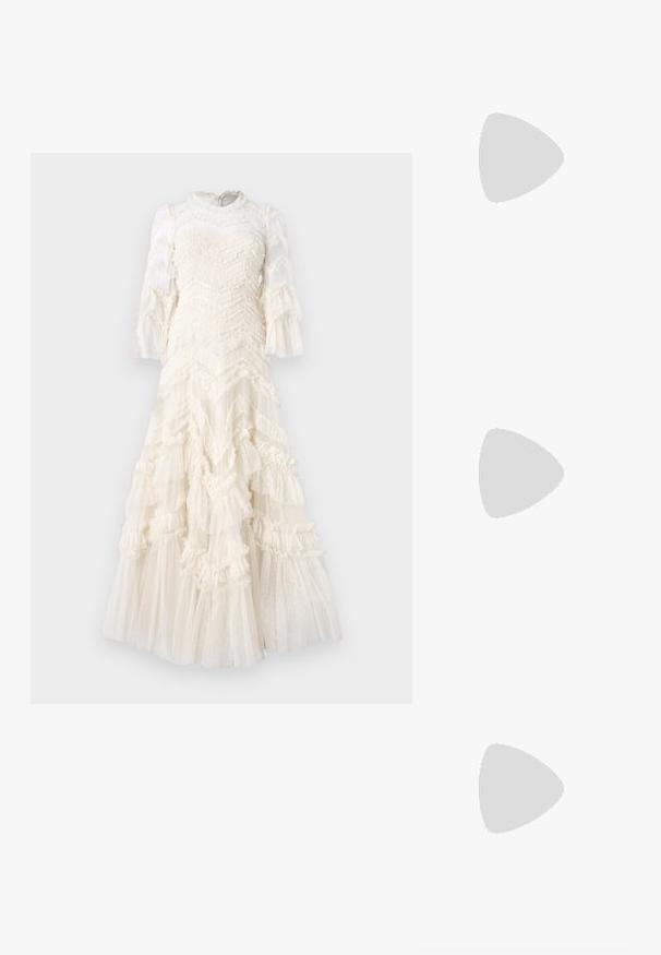 Weißes Kleid mit Rüschenschichten, strukturiertem Stoff mit Punkten, langen durchsichtigen Ärmeln und hohem Kragen.; Schwarze Lack-Slingback-Pumps mit spitzem Zehenbereich, versehen mit strukturiertem Schlangenprint, verstellbarem Riemen und einem kurzen, strukturierten Blockabsatz.; Schwarze Leder-Umhängetasche mit zwei vorderen Taschen, goldenen Schnallen, Reißverschluss und einem schmalen Tragegurt. Texturierte Oberfläche und kompakte rechteckige Form.; Goldfarbene Metall-Hoops mit einer geschwungenen, länglichen Form. Sie verfügen über eine glatte, glänzende Oberfläche und eine abgerundete Spitze für zusätzliche Details.