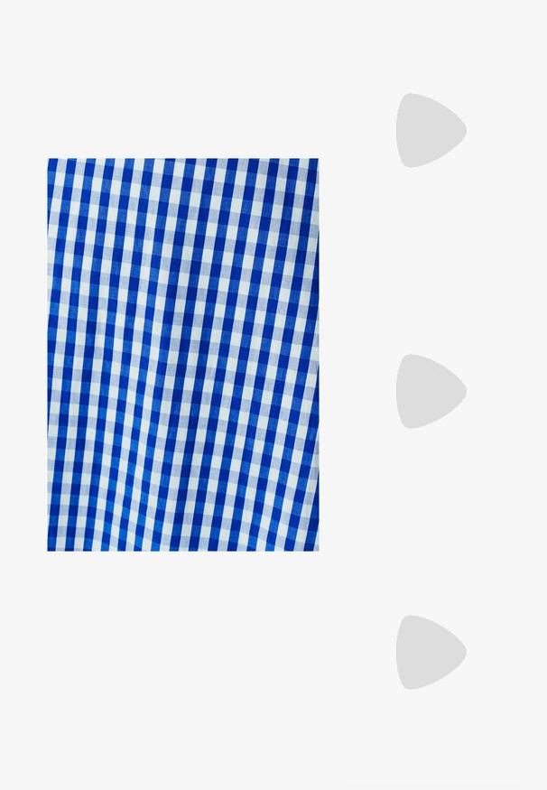 Blå og hvidt gingham-stof med et ternet mønster, der har ensartede firkanter. Teksturen virker glat og vævet.; Sorte platformhæle med spidse tæer og justerbar ankelrem. Construeret i glat læder, med en kraftig blokhæl.; Sort læderhåndtaske med en buet form, aftagelig rem og guldfinish. Tasken har en klap med en spænde detalje.; Guld-tone ring med et organisk, snoet design, glat overflade og affasede ender, hvilket skaber et moderne, skulpturelt udseende.