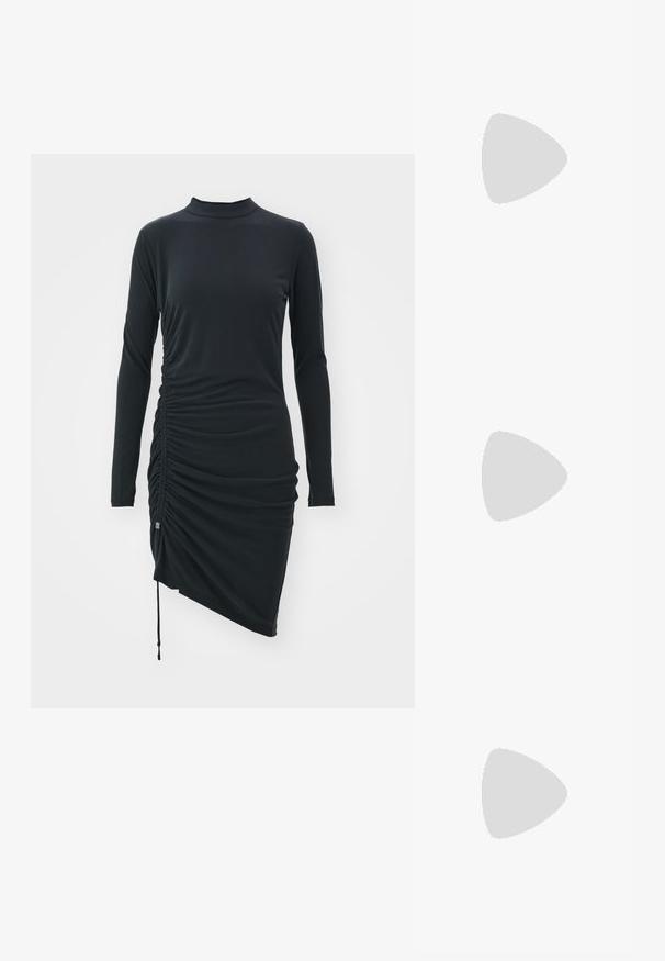 Mustapituinen pitkähihainen mekko, joka on valmistettu joustavasta kankaasta. Mekossa on mock-neulekaulus, rypytetty sivu ja epäsymmetrinen helma.; Musta, kärjeltään terävä slingback-kengä, jossa on matala korko. Kengässä on sileä nahkamateriaali ja sivuilla leikkaukset hengittävyyttä varten.; Musta nahkainen käsilaukku, jossa on kaareva muoto, ohut kahva, hopeinen vetoketju ja Calvin Kleinin logo edessä. Sileä pinta ja minimalistinen muotoilu.; DKNY HEART DROP - Korvakorut - gold-coloured/cry