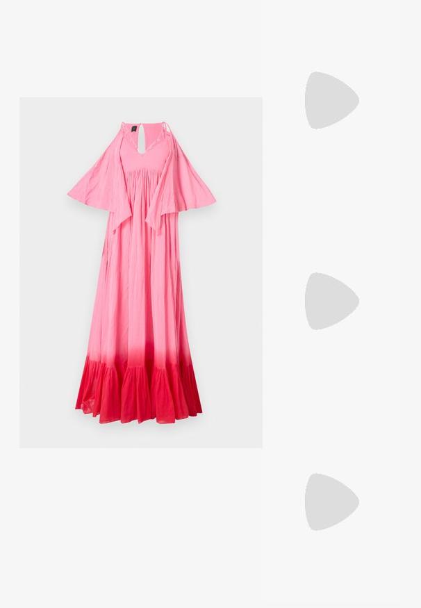 Maxime dress in gradientti vaaleanpunainen, joka siirtyy vaaleista tummiin sävyihin. Ominaisuuksina V-pääntie, liehuvat hihat ja kiinnitetty vyötärö. Teksturoitu kangas.; Mustat korkokengät sandaalit, joissa on ohuet hihnat solmittuna, sileä neliön muotoinen varvasosa ja tyylikäs stiletto-korko.; Vaalea harmaa metallinen käsilaukku, jossa on ketjusanka. Laukku on koristeltu pienillä pyöreillä metallikoruilla ja kolmion muotoisella brändilogolla.; Hopehopeet hopehopeet hopehopeet hopehopeet, jolla on sileä, kiiltävä pinta. Pyöreä muoto, kevyt rakenne, jossa on neulakiinnitys.