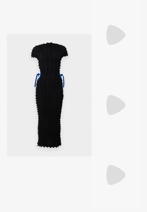 Vestido negro con un diseño texturizado y con picos, de mangas cortas y silueta ajustada. Los lazos azules en la cintura aportan contraste.; Sandalias de plataforma de cuero negro con dos correas anchas, hebilla ajustable en el tobillo y suela de goma gruesa con un patrón serrado.; Gafas de sol negras con lentes degradados, forma cuadrada y una patilla con un patrón texturizado en blanco y negro. Presenta un acento de logo en plateado.; Calvin Klein HEART & NECKLACE - Collar - gold-coloured