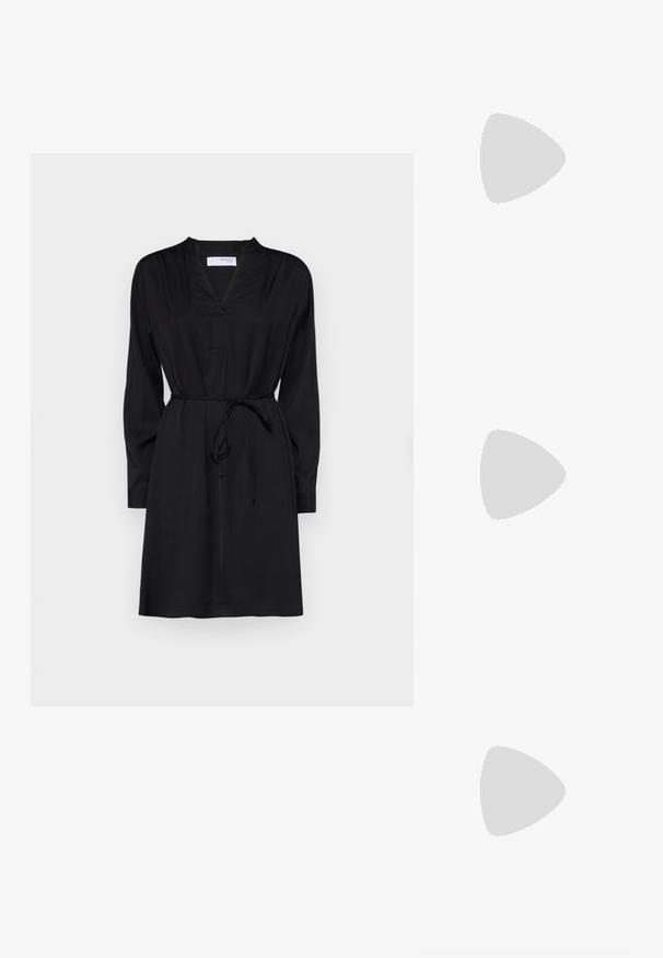 Črna obleka z V-izrezom, dolgimi rokavi in trakom v pasu. Narejena iz gladkega materiala, s sproščenim krojem in minimalnim dizajnom.; Črne lakirane slingback pete s koničastim nosom in geometrijsko blokasto peto. Imajo eleganten, minimalističen dizajn in gladko teksturo.; Črna usnjena hobo torba z gladko teksturo, ukrivljeno obliko in eno nastavljivo naramnico; ima širok odprtina na vrhu.; Srebrn dvojni prstan z gladko, polirano površino. Ima tekoč, ukrivljen dizajn z prekrivajočimi se sekcijami za sodoben videz.