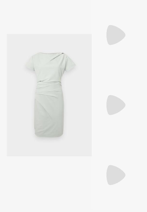 Rochie de lungime medie, de culoare verde deschis, cu mâneci scurte, decolteu asimetric și detaliu de țesătură pliată la talie.; Pantofi cu toc slingback negri din patent, cu vârf ascuțit, cu imprimeu de șarpe texturat, curea ajustabilă și toc scurt texturat.; Geantă neagră din piele, tip crossbody, cu două buzunare frontale, catarame aurii, închidere cu fermoar și o curea subțire. Suprafață texturată și formă rectangulară compactă.; Cercei aurii care prezintă un cristal clar, rectangular, suspendat sub un rând de accente mici, rotunde, clare. Design elegant și modern.