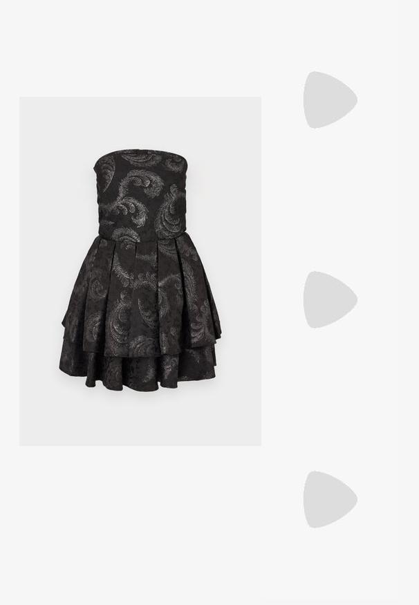 Fekete pánt nélküli ruha, tiered szoknyával, ezüst paisley mintákkal díszített jacquard anyagból. Texturált szövet, testhezálló fazon.; Fekete bőr slingback cipő hegyes orral, dekoratív pántokkal, fém szemekkel és alacsony blokk sarkú. Texturált felület.; Fémes arany bőr clutch táska textured felülettel, arany lánc pánttal és levehető vállpánttal. Márkájának logója debösszel.; A ezüst karika fülbevalók sima, lekerekített formájúak, vékony profilúak és biztonságos zárással rendelkeznek. Minimalista stílus, fényes befejezéssel.