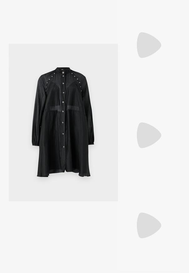 Crna haljina na prebuttonavanje, dugih rukava, prozirne teksture, s srebrnim zakovicama duž ramena, opuštenog kroja s zakrivljenim rubom.; Crna kožna gležnjača s šiljastim vrhom, blok petom i remenom s metalnim logotipom. Glatka tekstura i minimalistički dizajn.; Crna torba s dva kratka ručka i uklonjivom naramenicom. Glatki materijal nalik koži s zatvaračem na zatvaranje i detaljem s logom.; Tri metalne prstenove: jedan od rose zlata, jedan od zlata s teksturiranim akcentima i jedan od srebra, svi s ugraviranim logotipom na unutarnjoj strani.