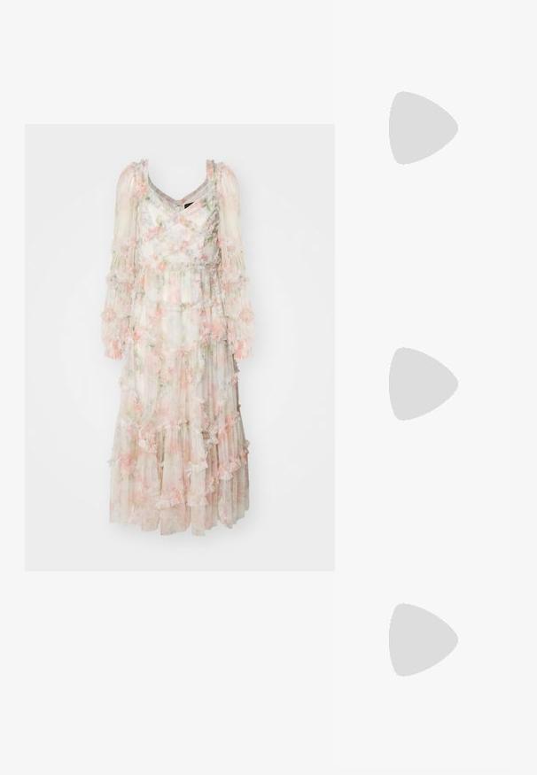 Needle & Thread IMMORTAL ROSE MAEVE LONG SLEEVE BALLERINA DRESS - Oblečenie na špeciálnu príležitosť - moonshine; Casadei CHARLOTTE TIFFANY - Klasické lodičky na opätku - sand; Zlatá kabelka s pokrčenou textúrou, s obdĺžnikovým tvarom, disponujúca reťazovým popruhom a zapínaním na vrchu. Hladký, lesklý povrch.; Pár nepravidelných oválnych zlatistých kovových náušníc s textúrovaným, mierne rozbitým povrchom na bielom pozadí.