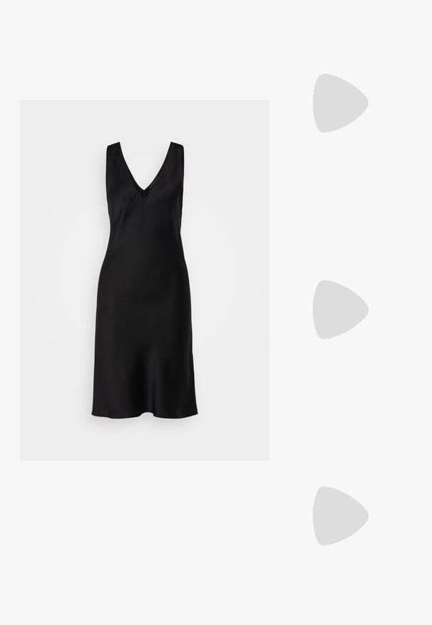 Rochie neagră fără mâneci, cu un decolteu adânc în V, textură netedă de satin și o croială lejeră, care se micșorează ușor la tiv.; Sandale negre cu toc înalt au curele subțiri cu un design legat, un vârf pătrat neted și un toc stiletto elegant.; Geantă metalică gri deschis, cu un strap din lanț, decorată cu mici ținte circulare metalice și un logo de marcă triangular.; Cercei rotunzi din argint cu un finisaj neted și strălucitor. Design ușor, având o formă rotundă și închidere cu tijă.