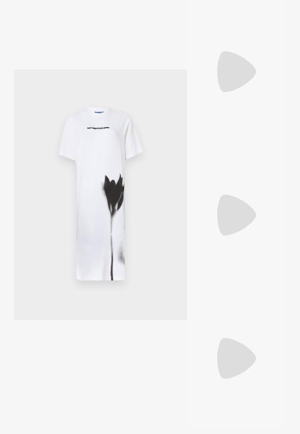 Biała sukienka z t-shirtu z czarnym, sprayowanym wzorem kwiatu. Wyeksponowane logo "karl lagerfeld jeans" w czerni, okrągły dekolt, krótkie rękawy.; Czarne sandały na wysokim obcasie mają cienkie paski z węzłowym wzorem, gładki, kwadratowy czubek i smukły obcas w stylu szpilki.; Jasnoszara metaliczna torebka na łańcuszku, ozdobiona małymi okrągłymi metalowymi ćwiekami oraz trójkątnym logo marki.; Srebrne kolczyki na biglu o gładkim, błyszczącym wykończeniu. O zaokrąglonym kształcie, lekkim designie, z zamknięciem na zatrzask.