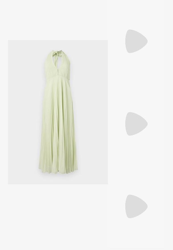Abito plissettato con collo halterneck in verde chiaro, caratterizzato da una schiena scoperta e un corsetto aderente che si espande in una gonna svasata. Texture liscia in tutto l'abito.; Scarpa slingback in vernice nera con punta affusolata, cinturini alla caviglia con fibbie in argento e accessori, e tacco sottile.; Borsa a mano metallica dorata con un design strutturato, superficie liscia e tracolla regolabile. Presenta una forma triangolare unica e cuciture minimaliste.; Orecchini in tono oro caratterizzati da forme ondulate eTexture. Comprendono chiusure clip-on scultoree e un design a cerchio aperto con finitura martellata.