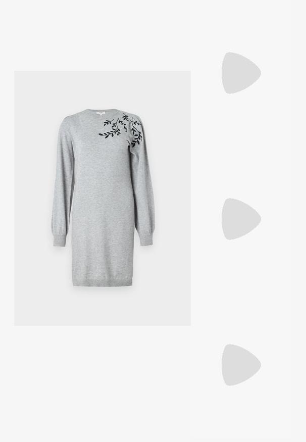 Object OBJTHESS EMBROIDERY DRESS - Kampsunkleit - light grey melange; Mustad mustad nahast pahkluu saapad ümarate varvastega, nööridega esiosas ja paksu kummist talla ning tekstuuritud mustriga. Tagumine tõmbeaas.; Must haben musta nahkklahviga kott, millel on klapp ja kuldne metallist pandla detail. Kaasas must rihm ja stiilne, minimalistlik disain.; Hõbedased rõngaskõrvarõngad keerutatud disainiga, millel on poleeritud viimistlus ja posti-tagune sulgemine. Diameeter umbes 3 cm.
