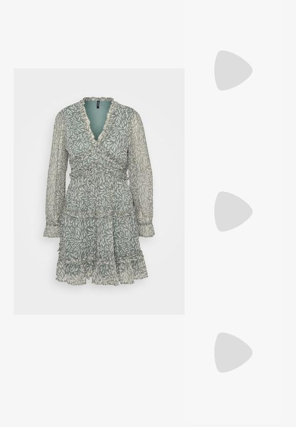 Zelené kvetinové šaty s výstrihom do V, riaseným lemom, dlhými rukávmi a viacerými vrstvami, vyrobené z ľahkej, priesvitnej látky.; Metalické strieborné sandále na vysokom podpätku s otvorenou špičkou, s tromi tenkými popruhmi cez nohu a remienkom okolo členka so sponou.; Zlatá metalická kabelka cez plece s hladkým povrchom, ktorá má trojuholníkové uzavretie. Ruka ju drží a má starostlivo upravené nechty.; Strieborná kruhová náušnica s lesklým povrchom, obsahujúca malé zlaté akcenty a okrúhly tvar, nosená na lalôčiku ucha.